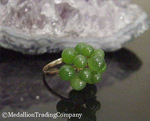 Vintage 18k Yellow Gold Nephrite Jade Round Cabochon Grape Cluster Pyramid Ring