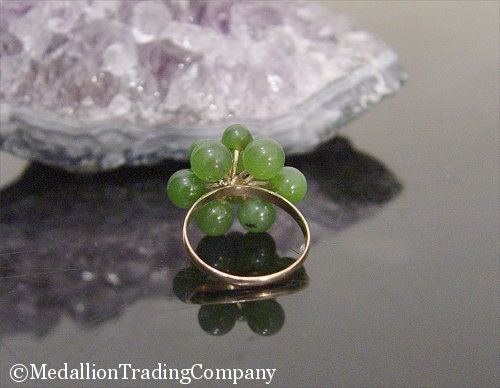 Vintage 18k Yellow Gold Nephrite Jade Round Cabochon Grape Cluster Pyramid Ring