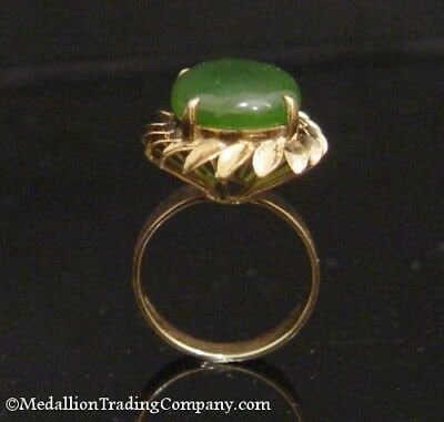 Vintage 18k Yellow Gold Nephrite Jade Dark Green Oval Cabochon Petal Swirl Ring